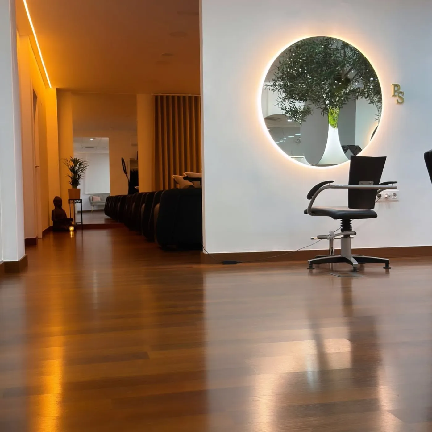 Puesto de peluquería con espejo circular retroiluminado y luz cálida